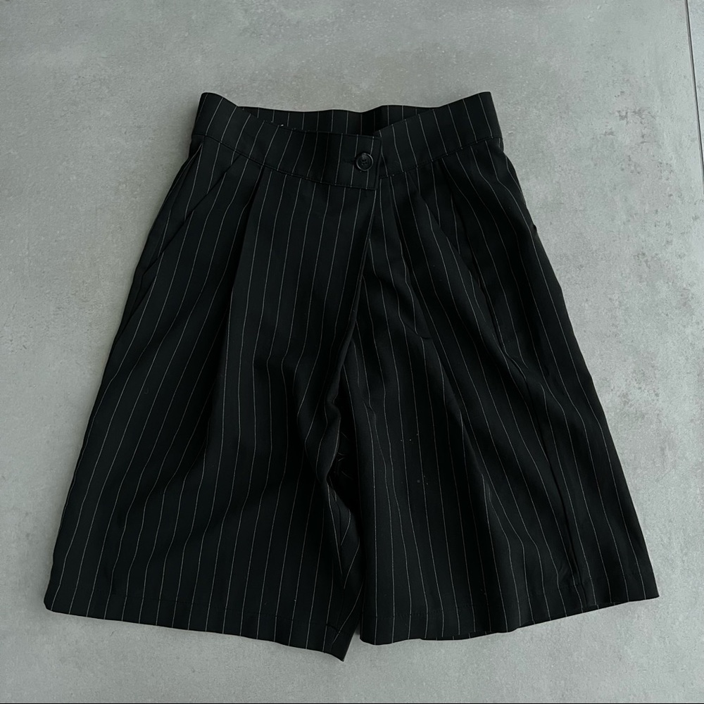 STORETS PINSTRIPE CAPRI SHORTS - Picture 5 of 7